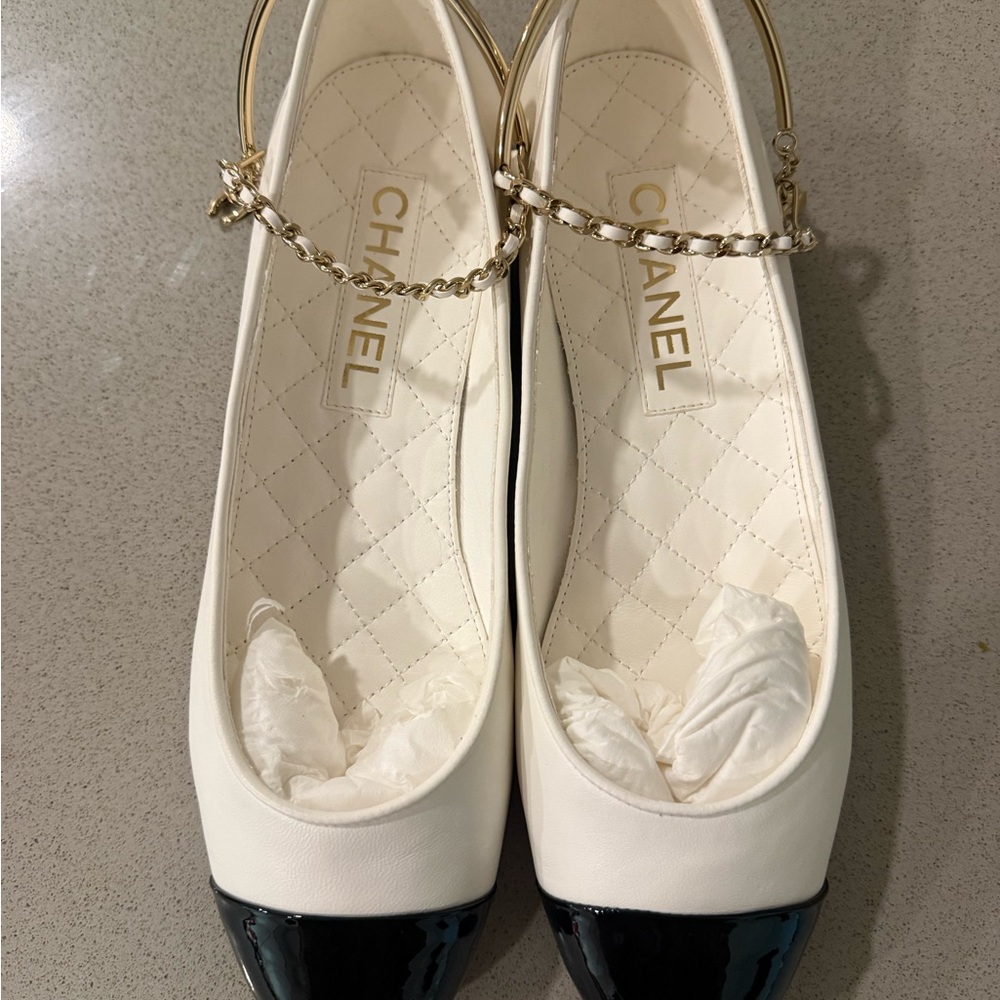 CHANEL Cream Leather Flats with Black Patent Cap-Toe and Gold Chain Strap - Picture 4 of 6